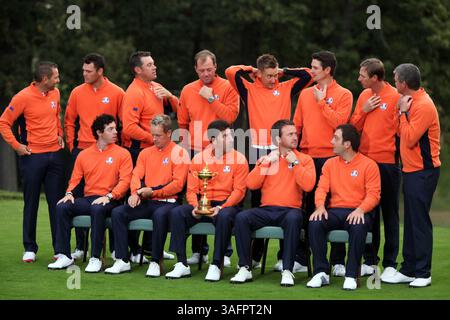 25. September 2012 - Medinah, IL, USA - Mitglieder des europäischen Ryder Cup-Teams bereiten sich am Dienstag, den 25. September 2012, für ein Gruppenfoto im Medinah Country Club in Medinah, Illinois vor. Von links oben: Sergio Garcia aus Spanien, Martin Kaymer aus Deutschland, Lee Westwood aus England, Peter Hanson aus Schweden, Ian Poulter aus England, Justin Rose aus England, Nicolas Colsaerts aus Belgien, Paul Lawrie aus Schottland. Von links unten: Rory McIlroy aus Nordirland, Luke Donald aus England, Jose Maria Olazabal aus Spanien, Graeme McDowell aus Nordirland, Francesco Molinari aus Italien. (Kreditbild: © Chuck Stockfoto