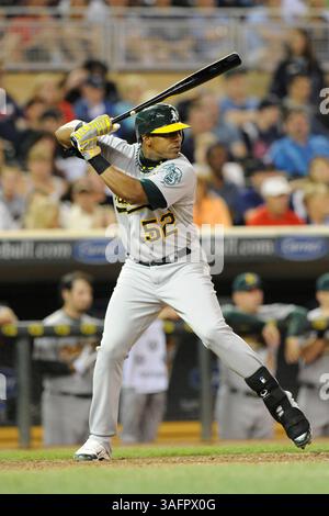 13. Juli 2012: Oakland DH Yoenis Cespedes (52) schwingt während eines Major League Baseball Spiels zwischen den Gastgeber Minnesota Twins und den Oakland Athletics im Target Field in Minneapolis, MN. Oakland gewann 6:3 (Bild: © Josh Holmberg/Cal Sport Media/ZUMAPRESS.com) Stockfoto