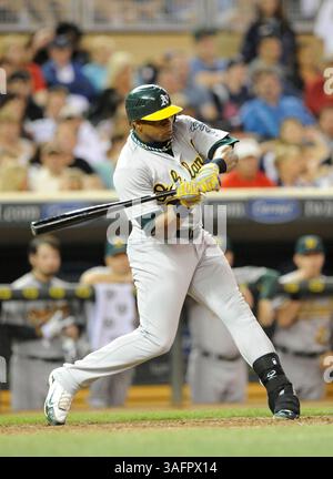 13. Juli 2012: Oakland DH Yoenis Cespedes (52) schwingt während eines Major League Baseball Spiels zwischen den Gastgeber Minnesota Twins und den Oakland Athletics im Target Field in Minneapolis, MN. Oakland gewann 6:3 (Bild: © Josh Holmberg/Cal Sport Media/ZUMAPRESS.com) Stockfoto