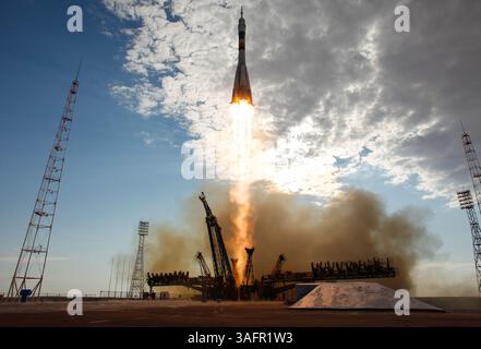 15. Juli 2012 - Baikonur, Kasachstan - die Sojus-Rakete TMA-05M startet vom Kosmodrome Baikonur in Kasachstan mit der Expedition 32 Sojus-Kommandant Y. Malenchenko, NASA-Flugingenieur S. Williams und JAXA (Japan Aerospace Exploration Agency) Flugingenieur A. Hoshide zur Internationalen Raumstation.(Bild: © Carla Cioffi/NASA/ZUMAPRESS.com) Stockfoto