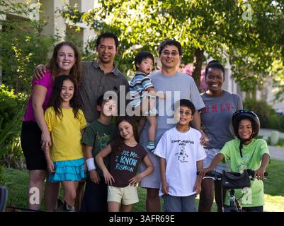 11. Juli 2012 - Sacramento, CA, USA - die Familie Lancero einschließlich Gretchen und Ehemann Jeff Lancero, von links, Kinder Maya, 9, Ruby, 5, Mason, 8, mit Familie Hong, einschließlich James Hong, Son Lucas Hong, in Arms, und Sohn Sidney Hong, 8, und Chernow Familie einschließlich Miriam Chernow (UNLV-T) und Sohn Justus Chernow, 8, posieren für Porträt 11. Juli 2012 in Sacramento, Kalifornien. Die drei Familien sind von den ursprünglichen 15 Hauseigentümern übrig, die 2005 neue Häuser an der Celebration Street in North Natomas kauften, die noch dort leben. (Bild: © Jose Luis Villegas/Sacramento Bee/MCT/ZUMAPRESS.com Stockfoto