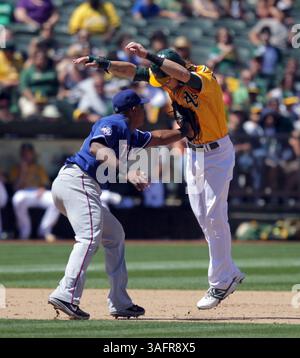 18. Juli 2012 – Oakland, CA, USA – Adrian Beltre (29) der Texas Rangers (29) beschließt Josh Reddick (16) aus Oakland Athletics, um das siebte Inning im O.Co Coliseum in Oakland, Kalifornien, am Mittwoch, 18. Juli 2012 zu beenden. Athletics gewann mit 4:3. (Bild: © Anda Chu/Oakland Tribune/MCT/ZUMAPRESS.com) Stockfoto
