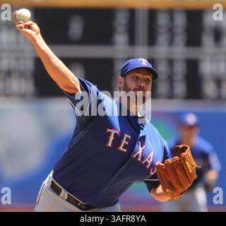 18. Juli 2012 - Oakland, CA, USA - der Texas Rangers Pitcher Colby Lewis (48) wirft am Mittwoch, 18. Juli 2012, im zweiten Inning eines MLB-Spiels gegen die Oakland Athletics im O.Co Coliseum in Oakland, Kalifornien. (Bild: © Anda Chu/Oakland Tribune/MCT/ZUMAPRESS.com) Stockfoto