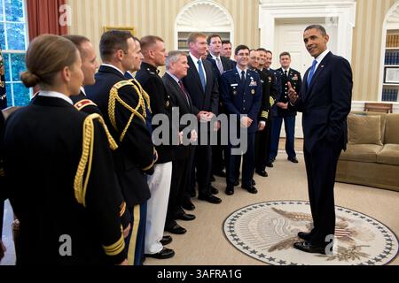 28. Juni 2012: Washington, District of Columbia, USA: Präsident BARACK OBAMA trifft sich mit Befehlshabern, Direktoren und Militärhelfern des Weißen Hauses im Oval Office. (Kreditbild: © Pete Souza/das Weiße Haus/ZUMAPRESS.com) Stockfoto