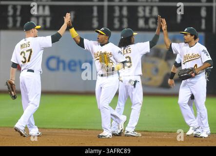 19. Juli 2012 - Oakland, CA, USA - Mitglieder der Oakland Athletics feiern am Donnerstag, den 19. Juli 2012, nach dem Sieg über die New York Yankees mit 4:3, im O.Co Coliseum in Oakland, Kalifornien. (Kreditbild: © Doug Duran/Contra Costa Times/MCT/ZUMAPRESS.com) Stockfoto