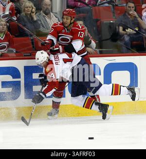 21. März 2012 – Raleigh, NC, USA – Anthony Stewart (13) der Carolina Hurricanes trifft die Florida Panthers Tomas Fleischmann (14) in der PNC Arena in Raleigh, North Carolina, am Mittwoch, den 21. März 2012. (Foto: © Chris Seward/Raleigh News & Observer/MCT/ZUMAPRESS.com) Stockfoto