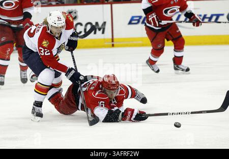 21. März 2012: Raleigh, NC, USA - Brandon Sutter (16) der Carolina Hurricanes kämpft am Mittwoch, 21. März 2012, in der PNC Arena in Raleigh, North Carolina, gegen Kris Versteeg (32) der Florida Panthers. (Foto: © Chris Seward/Raleigh News & Observer/MCT/ZUMAPRESS.com) Stockfoto