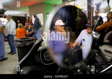 BILDUNTERSCHRIFT: (11/02/2005 Spring Hill) Motorradbegeisterte John Corbo, 74, aus Homosassa, und Bob Corbin, 79, im Rückspiegel eines 1979 Suzuki Motorrads im Sonic Drive-in Fast Food Restaurant am US Highway 19 am 2. November 2005. Motorradbegeisterte aus allen Gesellschaftsschichten treffen sich jeden Mittwochabend beim Drive-in, um ihre Fahrten zu zeigen und sich freundlich zu unterhalten. (Bild: St. Petersburg Times/ZUMAPRESS.com) Stockfoto