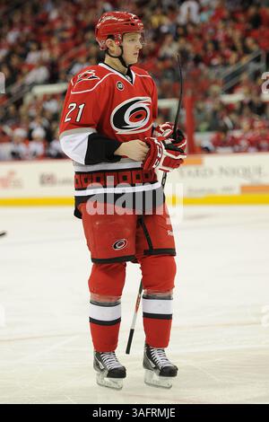 21. März 2012: Carolina Hurricanes verließ Drayson Bowman #21 während des NHL-Spiels zwischen Carolina Hurricanes und Florida Panthers in der PNC Arena, Raleigh, NC. (Bild: © Evan Pike/Cal Sport Media/ZUMAPRESS.com) Stockfoto