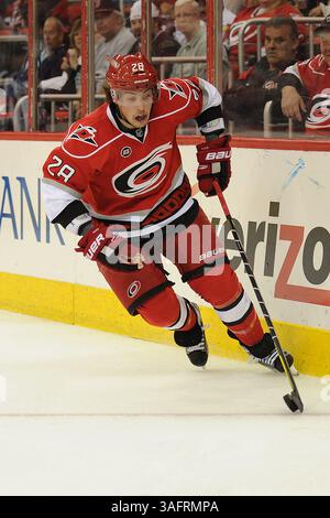 21. März 2012: Justin Faulk #28, Verteidiger der Carolina Hurricanes in der PNC Arena, Raleigh, North Carolina. (Bild: © Evan Pike/Cal Sport Media/ZUMAPRESS.com) Stockfoto