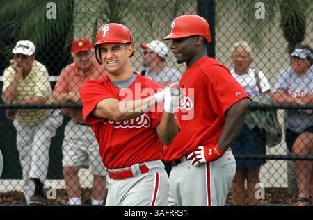 21.2.2006) PHILADELPHIA PHILLIES FRÜHJAHRSTRAINING WORKOUT ---1. Von links nach rechts: Philadelphia Phillies #27 Matt Kata und #6 Ryan Howard (Bild: St Petersburg Times/ZUMAPRESS.com) Stockfoto