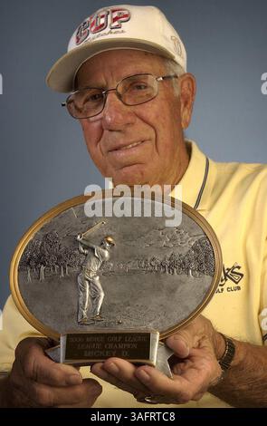 New Port Richey 3/13/2006) BILDUNTERSCHRIFT: Golfer ''Mickey D'' DeMariano, 92, hält stolz eine seiner neuesten Trophäen, den Moose League Champion 2006 vom Links Golf Course. . DER 92-jährige Golfer Dominic ''''Mickey D'' DeMariano, der vor kurzem ein Turnier bei The Links gewann. DeMariano wird heute am 13. März 2006 um 16 Uhr im Büro von Port Richey sein Foto machen lassen. Story mit Foto für Dienstag, 14.03.2006, in Pasco Times Sports. (Bild: St. Petersburg Times/ZUMAPRESS.com) Stockfoto