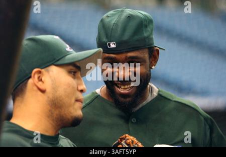 18 – BILDUNTERSCHRIFT: (07/24/2006 ST. PETERSBURG ) . Seattle Seahawks Wide Receiver Darrell Jackson (rechts) lächelt, während er mit Tampa Bay Devil Rays (30) Dioner Navarro (C) spricht, nachdem er in einem Tampa Bay Devil Rays Trikot vor einem Spiel gegen die Los Angeles Angels of Anaheim im Tropicana Field in St. Petersburg am Montagabend Schlagtraining absolviert hat (Credit Image: St Petersburg Times/ZUMAPRESS.com) Stockfoto