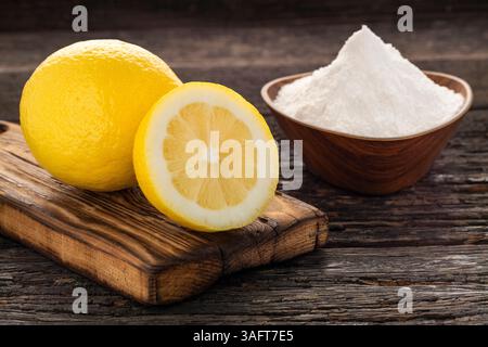 Backnatron in einer Schüssel mit Zitrone auf dem Tisch - ZitrusLimone Stockfoto