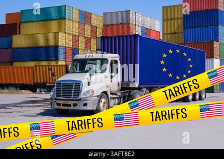 Ein mit EU-Kennzeichnung versehener Container auf einem LKW, blockiert durch US-Zollband, das die Auswirkungen des Handelskrieges auf die Beziehungen zwischen der EU und den USA symbolisiert - Montage Stockfoto