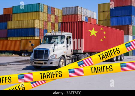 Ein mit China gekennzeichneter Versandcontainer auf einem LKW, blockiert durch US-Zollband, das die Auswirkungen des Handelskrieges auf die Beziehungen zwischen China und den USA symbolisiert - Montage Stockfoto