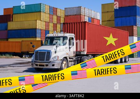 Ein mit Vietnam gekennzeichneter Schiffscontainer auf einem LKW, blockiert durch US-Zollband, das die Auswirkungen des Handelskrieges auf die Beziehungen zwischen Vietnam und den USA symbolisiert - Montage Stockfoto
