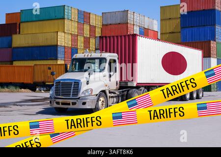 Ein mit Japan gekennzeichneter Schiffscontainer auf einem LKW, blockiert durch US-Zollband, das die Auswirkungen des Handelskrieges auf die Beziehungen zwischen Japan und den USA symbolisiert - Montage Stockfoto