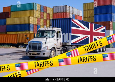 Ein mit Großbritannien gekennzeichneter Versandcontainer auf einem LKW, blockiert durch US-Zollband, symbolisiert die Auswirkungen des Handelskrieges auf die Beziehungen zwischen Großbritannien und den USA - Montage Stockfoto