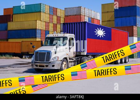 Ein mit Taiwan gekennzeichneter Schiffscontainer auf einem LKW, blockiert durch US-Zollband, das die Auswirkungen des Handelskrieges auf die Beziehungen zwischen Taiwan und den USA symbolisiert - Montage Stockfoto