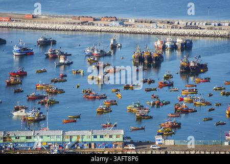 Blick vom Morro de Arica Aussichtsberg auf die kleinen farbenfrohen Schiffe und Boote im Fischerhafen, Stadt Arica, Chile, Südamerika Stockfoto