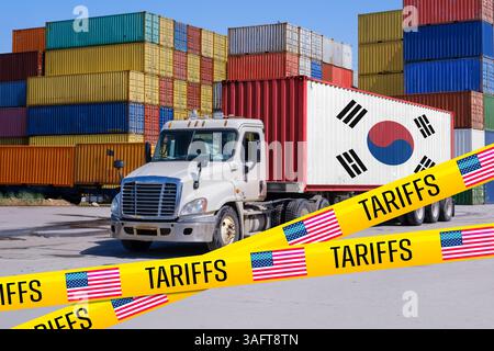 Ein mit Südkorea gekennzeichneter Frachtcontainer auf einem LKW, blockiert durch US-Zollband, das die Auswirkungen des Handelskrieges auf die Beziehungen zwischen Südkorea und den USA symbolisiert - Mon Stockfoto