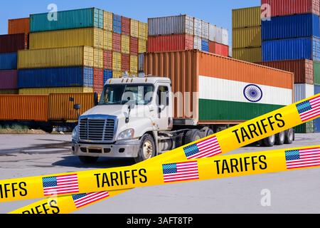 Ein mit Indien gekennzeichneter Versandcontainer auf einem LKW, blockiert durch US-Zollband, symbolisiert die Auswirkungen des Handelskrieges auf die Beziehungen zwischen Indien und den USA - Montage Stockfoto