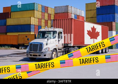 Ein mit Kanada gekennzeichneter Versandcontainer auf einem Lkw, blockiert durch US-Zollband, das die Auswirkungen des Handelskrieges auf die Beziehungen zwischen Kanada und den USA symbolisiert - Montage Stockfoto