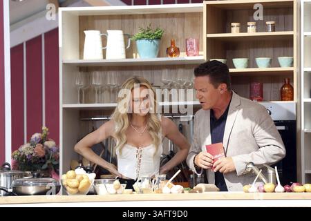Melissa Naschenweng (Sängerin/Künstlerin) im Gespräch mit Stefan Mross (Sänger/Moderator/Entertainer) in der Küche der ARD-Fernsehsendung Imme Stockfoto