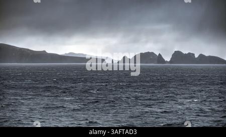 Blick auf Kap Horn in einem dunklen bewölkten Himmel, Chile, Südamerika Stockfoto