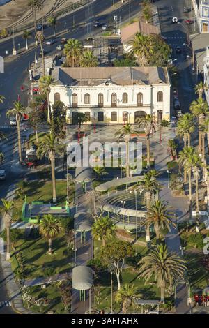 Blick auf das Eisenbahnmuseum im historischen Bahnhof und den General Manuel Baquedano Park mit Palmen vom Aussichtshügel Morro de Arica Stockfoto