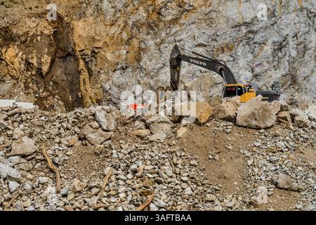 Cheongyang-Gun, Südkorea. 2. Oktober 2020: Teilweiser Blick auf den Baggerlader, der vor der Granit-Bergwand geparkt ist Stockfoto