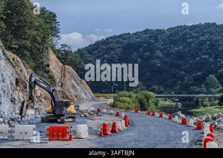 Cheongyang-Gun, Südkorea. 2. Oktober 2020: Baggerlader parkte auf einer Landstraße neben dem Fluss Stockfoto