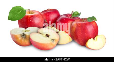 Frische saftige rote Äpfel isoliert auf weiß. Ganz und in Scheiben geschnitten Stockfoto