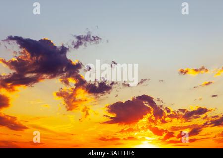 Leuchtender Sonnenuntergang färbt den Himmel mit Orange und Gelb Stockfoto