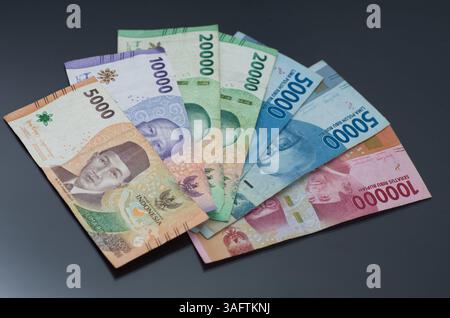 Verschiedene indonesische Rupiah-Banknoten auf dunklem Hintergrund Stockfoto