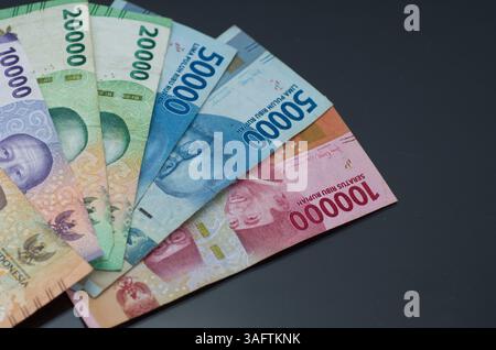 Verschiedene indonesische Rupiah-Banknoten auf dunklem Hintergrund Stockfoto