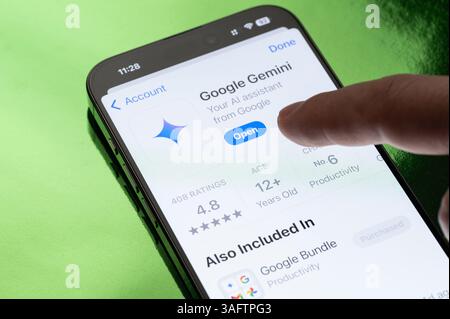 New York, USA – 30. März 2025: Öffnen der Google Gemini App auf dem Smartphone-Bildschirm Stockfoto