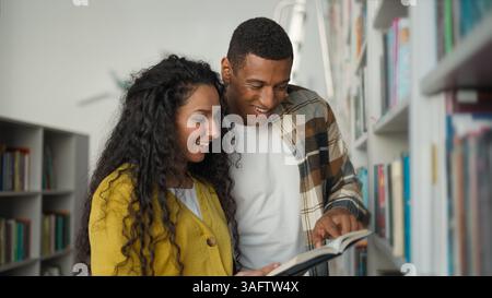Paar Afroamerikaner Mann Arabische Kaukasische Hispanic Frau Studenten Klassenkameraden Schüler High School Universitätsbibliothek Suche Buch Lehrbuch Suche Stockfoto