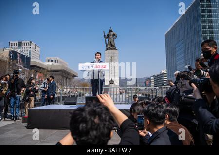 Ahn Cheol-soo von der People Power Party erklärt offiziell seine Kandidatur für die 21. Präsidentschaftswahl in Seoul am 8. April 2025. Dies ist die erste Kandidatur unter den großen Kandidaten der PPP und sein vierter Versuch, den Vorsitz zu führen. Seine Erklärung folgte auf die Schnellwahlen, die angekündigt wurden, nachdem das südkoreanische Verfassungsgericht die Amtsenthebung von Yoon Suk Yeol bestätigt hatte. Die Wahl ist für den 3. Juni 2025 geplant. (Foto: Ifang Bremer/Alamy Live News) Stockfoto