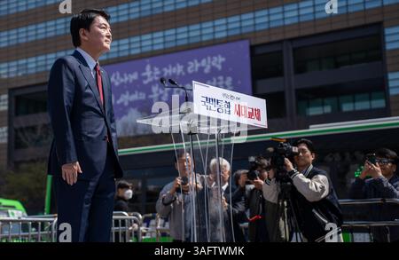Ahn Cheol-soo von der People Power Party erklärt offiziell seine Kandidatur für die 21. Präsidentschaftswahl in Seoul am 8. April 2025. Dies ist die erste Kandidatur unter den großen Kandidaten der PPP und sein vierter Versuch, den Vorsitz zu führen. Seine Erklärung folgte auf die Schnellwahlen, die angekündigt wurden, nachdem das südkoreanische Verfassungsgericht die Amtsenthebung von Yoon Suk Yeol bestätigt hatte. Die Wahl ist für den 3. Juni 2025 geplant. (Foto: Ifang Bremer/Alamy Live News) Stockfoto