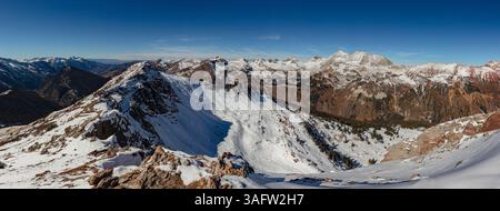 Ein namenloser Bergrücken in der Elk Range außerhalb von Crested Butte Colorado bietet spektakuläre Ausblicke auf den 14ers Capitol Peak und den Snowmass Mountain. Stockfoto