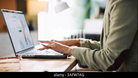 Hände, Mitarbeiter und Tippdienst im Büro, Laptop und Texter mit artikel für Website, Bildschirm und Online. Unternehmen, Texter und Mitarbeiter mit Technik Stockfoto