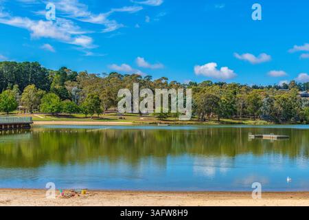 Jahreszeitwechsel am Lake Canobolas im Herbst bei Orange am Fuße des Mount Canobolas, im Zentralwesten von NSW, Australien. Stockfoto