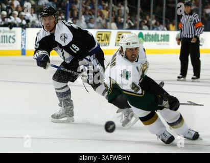 10 - BILDUNTERSCHRIFT: (09/24/2006 TAMPA). Tampa Bay Lightning (19) Brad Richards kämpft um den Puck gegen die Dallas Stars Mike Modano während der Vorsaisonaktion im St. Pete Times Forum in Tampa Sonntagabend (Credit Image: St Petersburg Times/ZUMAPRESS.com) Stockfoto