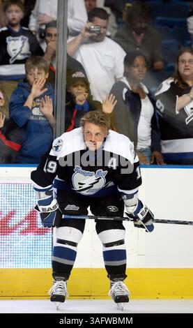 28 - BILDUNTERSCHRIFT: (09/24/2006 TAMPA). Tampa Bay Lightning (19) Brad Richards schaut während des Vorspiels gegen die Bretter, bevor er gegen die Dallas Stars während der Vorsaison im St. Pete Times Forum in Tampa am Sonntagabend spielt (Credit Image: St Petersburg Times/ZUMAPRESS.com) Stockfoto