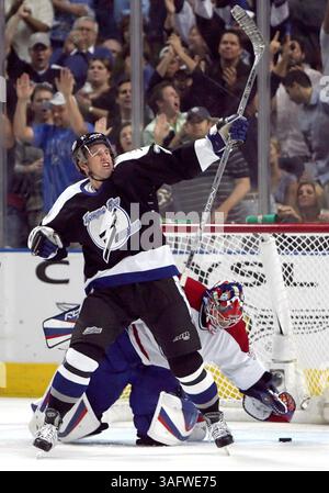 5- BILDUNTERSCHRIFT: (TAMPA 15.11.06). Tampa Bay Lightning (20) Vaclav Prospal feiert sein Tor gegen Montreal Canadiens Torwart (39) Cristobal Huet für das erste Tor des Spiels während der zweiten Periode auf dem St. Pete Times Forum in Tampa Mittwochabend (Kreditbild: St Petersburg Times/ZUMAPRESS.com) Stockfoto