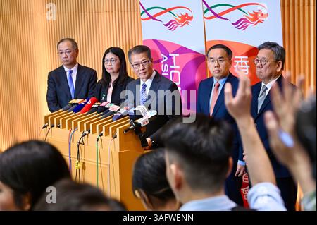 Hongkong, China. 7. April 2025. Der Finanzminister von Hongkong Paul Chan Mo-po (C) spricht am 7. April 2025 in Hongkong, China, vor den Medien über US-Zölle und Börsen. Credit: Li Zhihua/China News Service/Alamy Live News Stockfoto