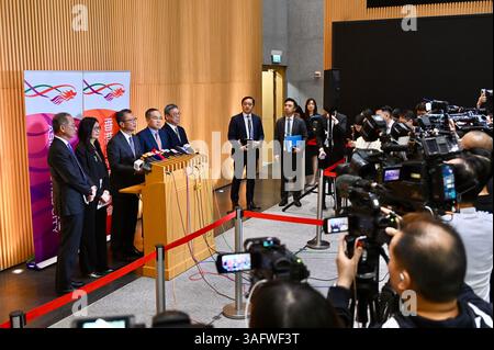 Hongkong, China. 7. April 2025. Der Finanzminister von Hongkong Paul Chan Mo-po (C) spricht am 7. April 2025 in Hongkong, China, vor den Medien über US-Zölle und Börsen. Credit: Li Zhihua/China News Service/Alamy Live News Stockfoto