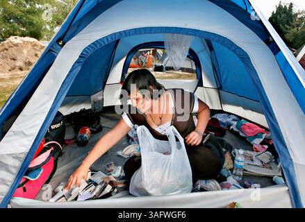 St. Petersburg 01/08/06 Montag -- Jessica Tennyson, 20, organisiert Spendenartikel in ihrem Haus in der Zeltstadt auf dem St. Vincent de Paul Grundstück im 1400 Block der Fourth Avenue N. ÒGotta habe ein sauberes Zuhause, Ó sagte sie. ÒA Home zeigt, wer du bist. ó Tennyson hoffte, sich für ein Busticket nach Indiana zu qualifizieren, wo sie zuvor lebte, aber Tennyson wurde gesagt, dass sie sich nicht für ein Busticket ohne Adresse in Indiana qualifizieren würde. Tennyson hatte keinen. Sie sagte, sie sei in einen wütenden Òrage gegangen - schreiend Ó, nachdem sie von dem Busticket erfahren hatte, schien Tennyson zurückgetreten zu sein, als sie gefischt hatte Stockfoto